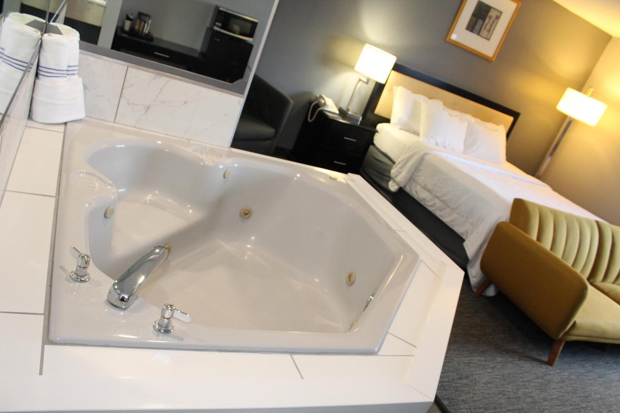 American Inn And Suites Ionia ภายนอก รูปภาพ