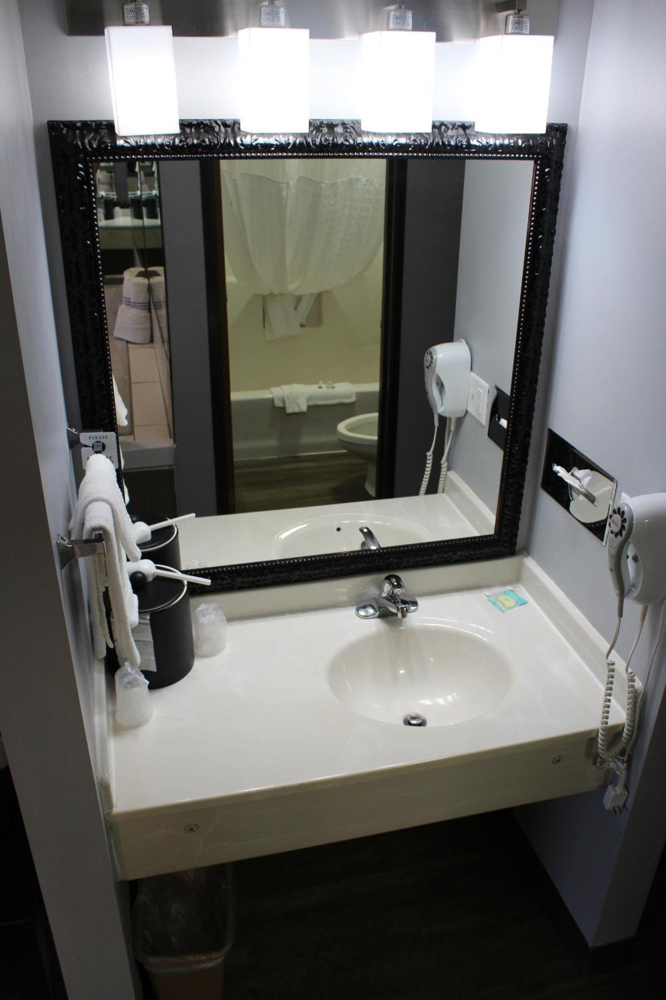 American Inn And Suites Ionia ภายนอก รูปภาพ