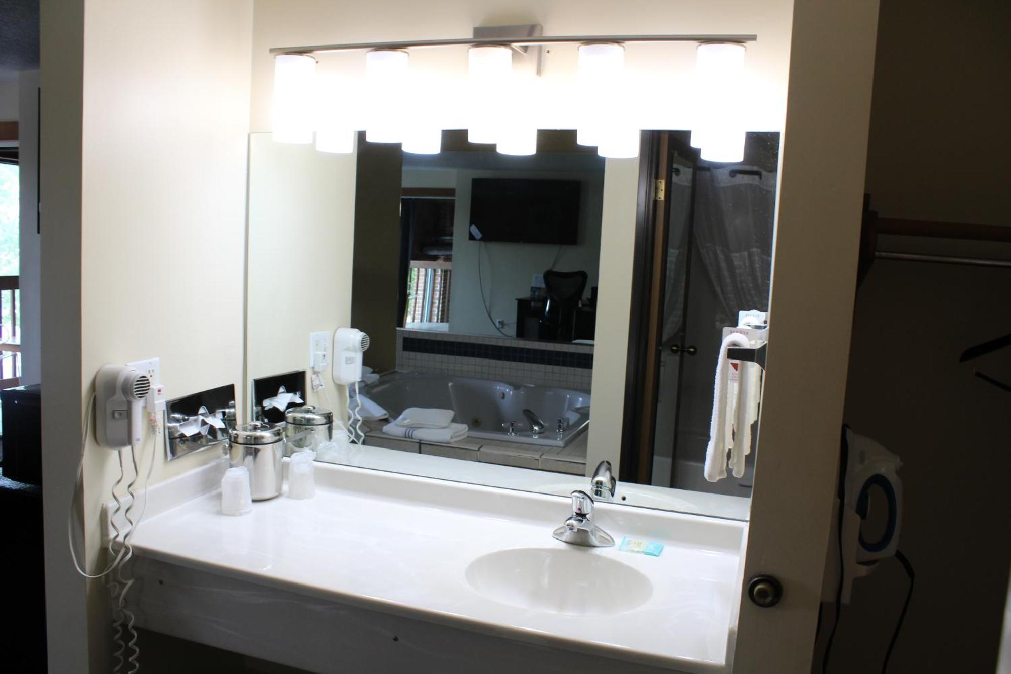 American Inn And Suites Ionia ภายนอก รูปภาพ